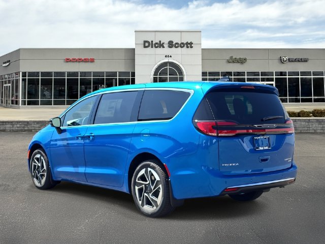 New 2027 Chrysler Pacifica Limited AWD/4WD image 3