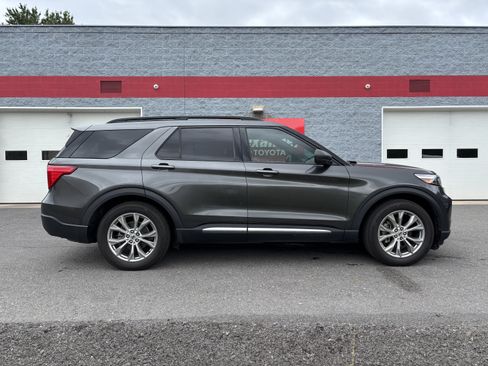 Used 2020 Ford Explorer XLT w/ Equipment Group 202A RWD image 2