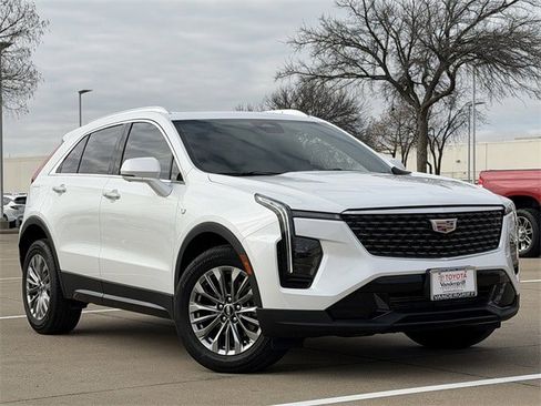 Used 2025 Cadillac XT4 Premium Luxury image 2