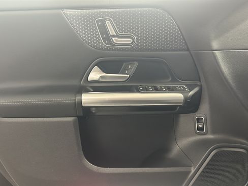 Used 2025 Mercedes-Benz GLA 250 image 12