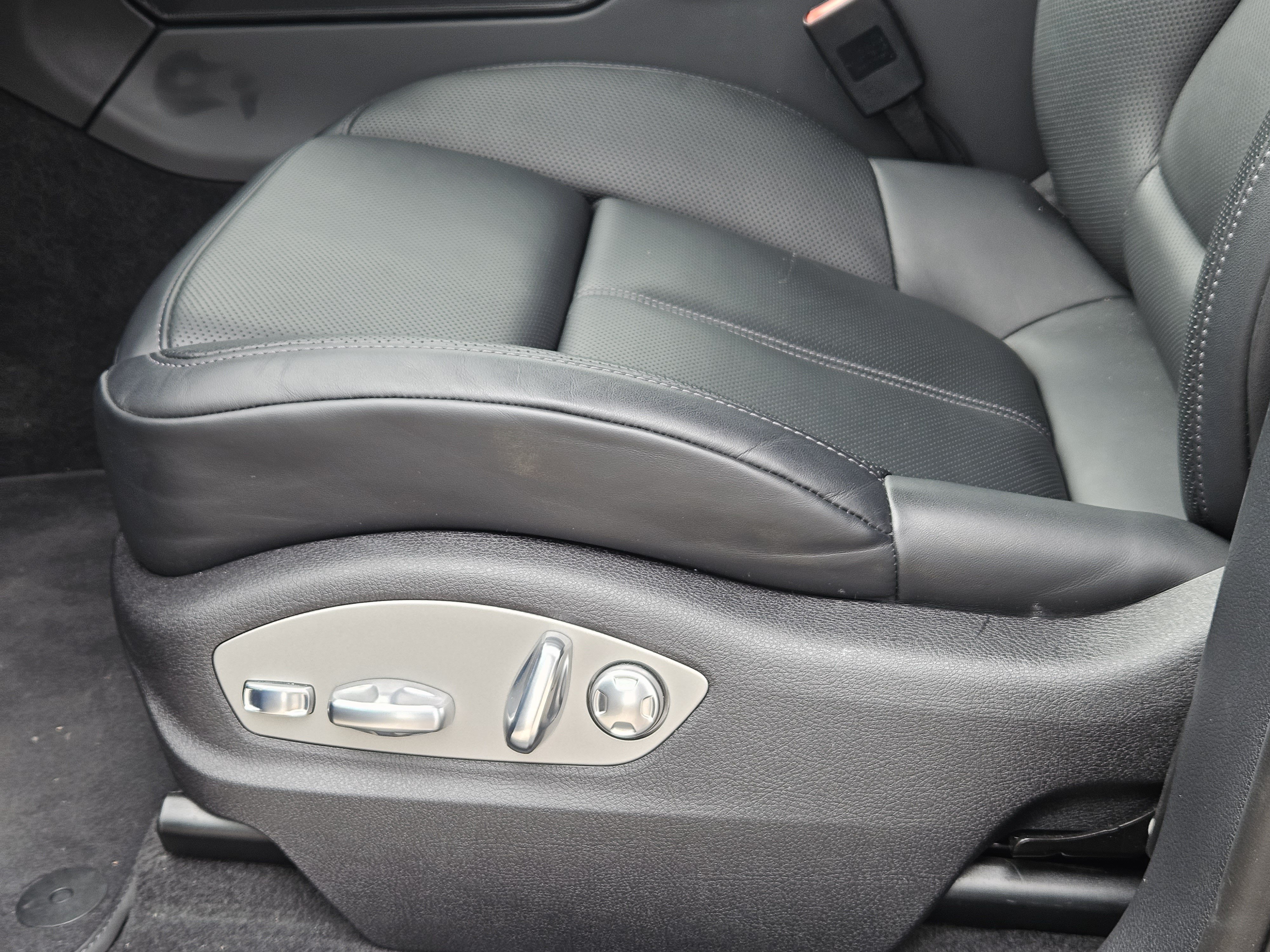 Certified 2026 Porsche Macan AWD/4WD image 23