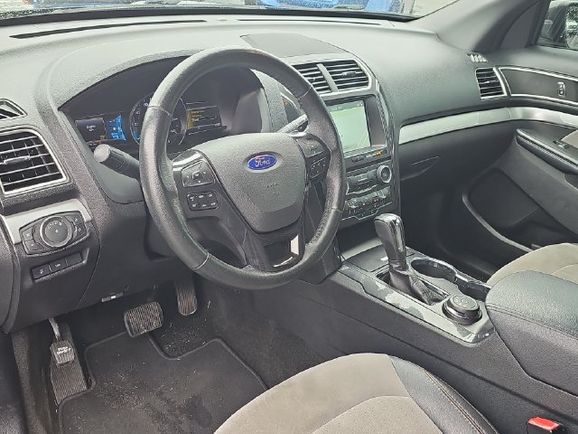 Used 2017 Ford Explorer XLT w/ Equipment Group 202A AWD/4WD image 17