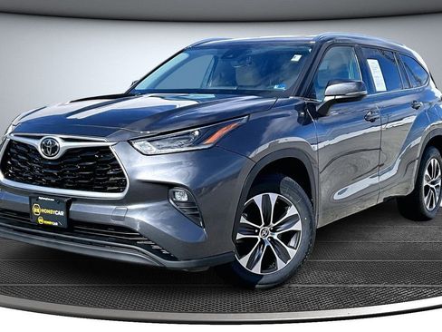 Used 2021 Toyota Highlander XLE AWD/4WD image 3