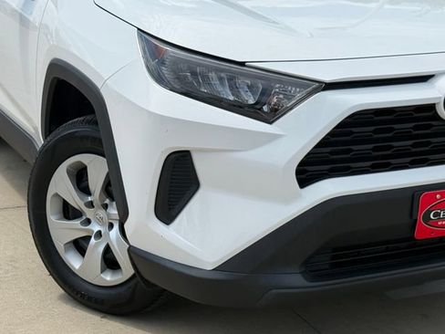Used 2021 Toyota RAV4 LE FWD image 4