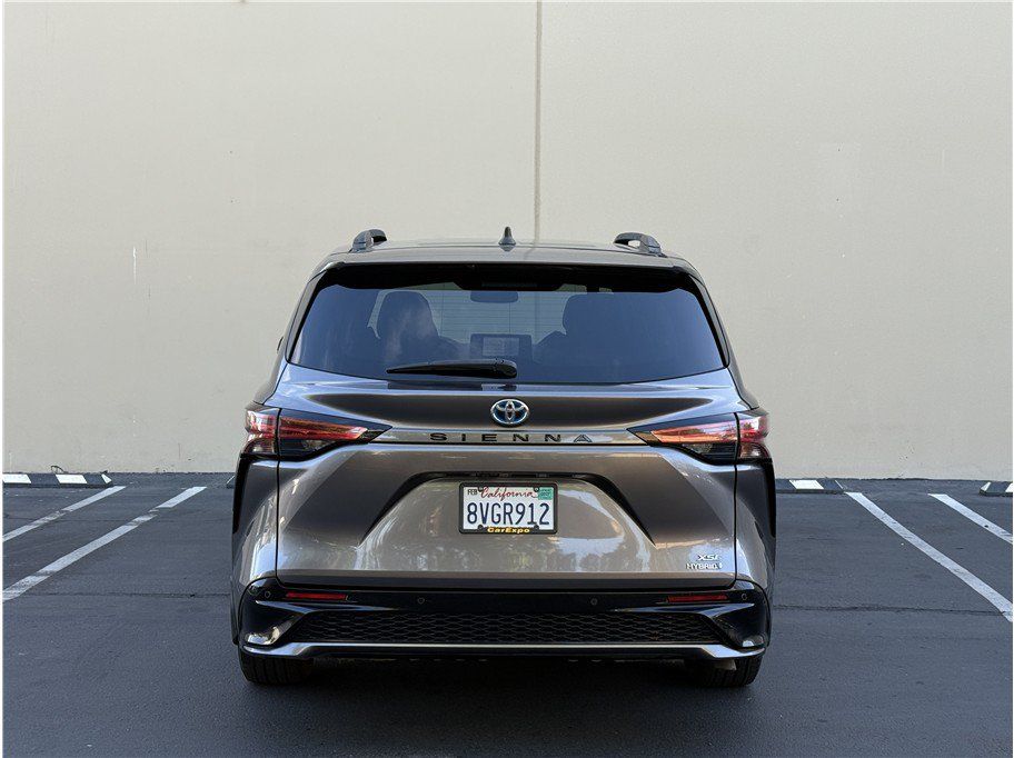 Used 2021 Toyota Sienna XSE FWD image 5