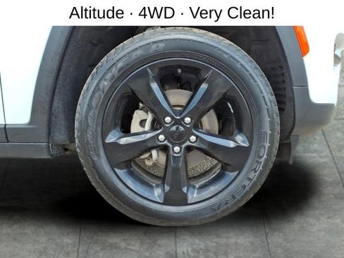 Used 2023 Jeep Grand Cherokee Altitude AWD/4WD image 9