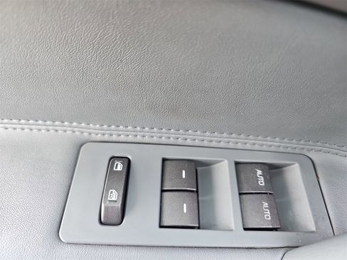 Used 2010 Lincoln MKZ image 25