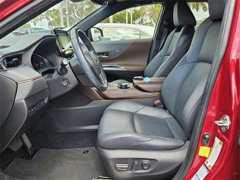 Used 2022 Toyota Venza XLE image 3