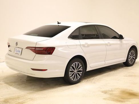 Used 2021 Volkswagen Jetta SE w/ SE Cold Weather Package image 4