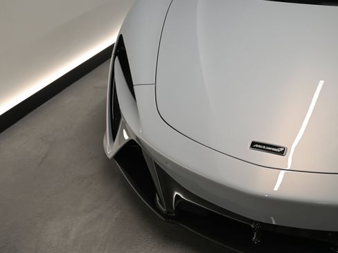 Used 2023 McLaren Artura RWD image 3