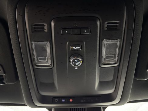 Used 2024 Chevrolet Suburban LT image 18