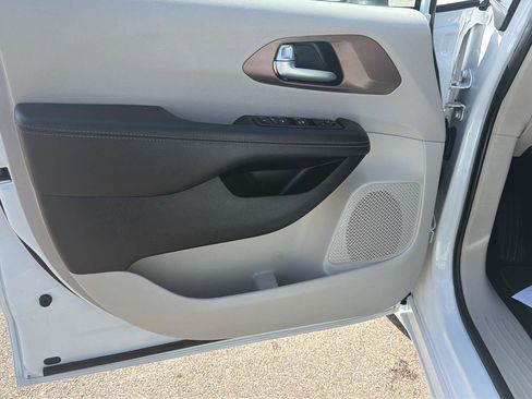 Used 2023 Chrysler Voyager LX image 12