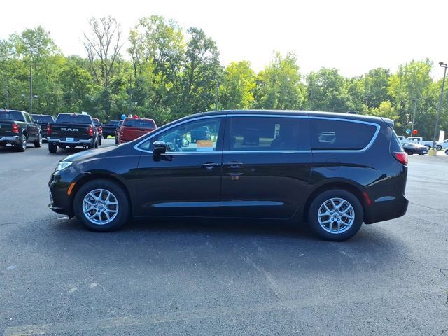 Certified 2024 Chrysler Pacifica Touring-L FWD image 4