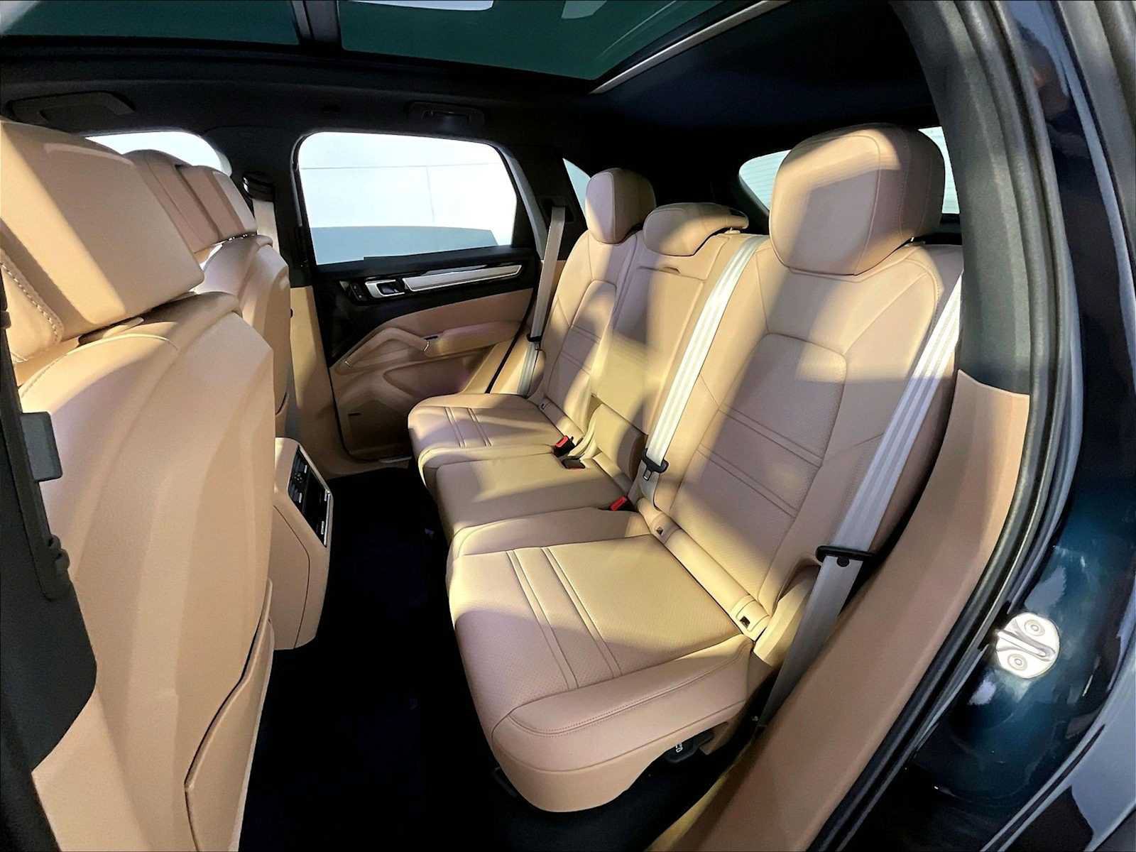 Certified 2022 Porsche Cayenne Platinum Edition AWD/4WD image 24