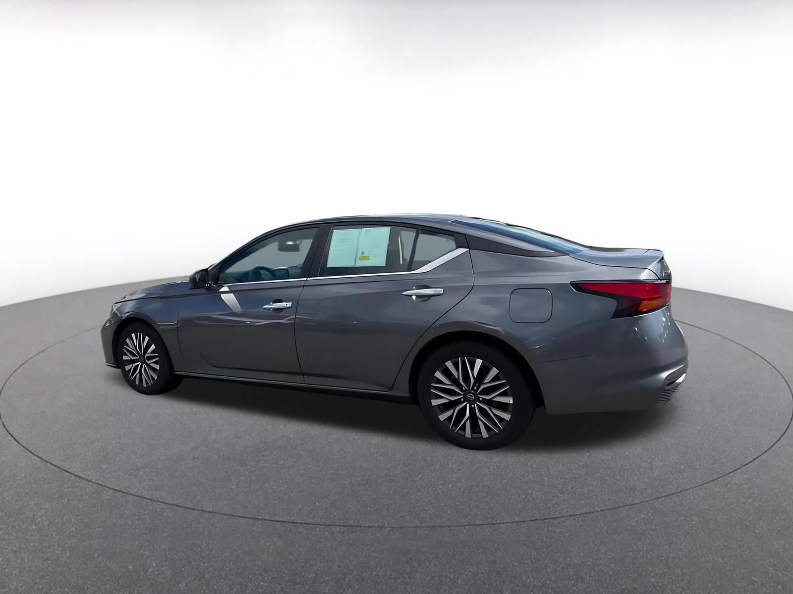 Used 2025 Nissan Altima 2.5 SV FWD image 9