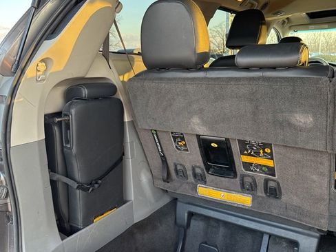 Used 2014 Toyota Sienna SE image 23