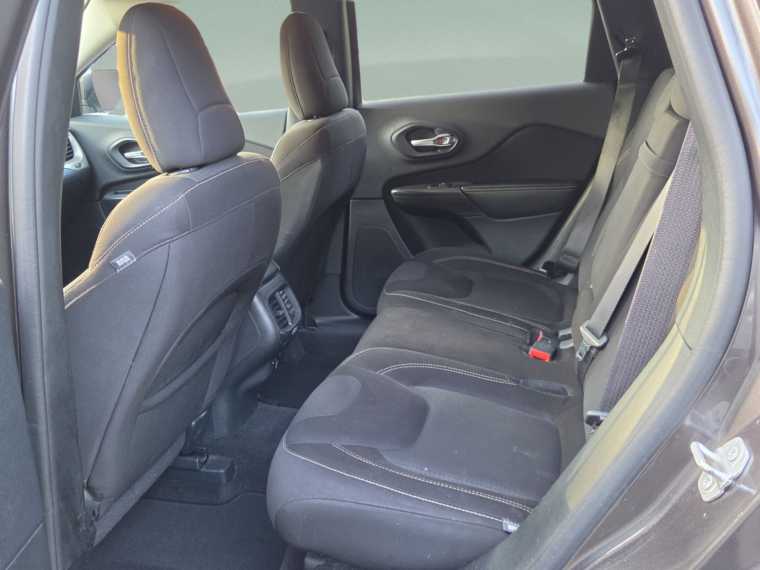 Used 2016 Jeep Cherokee Latitude w/ Comfort/Convenience Group AWD/4WD image 15