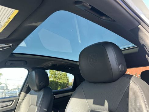 Used 2023 Porsche Cayenne Platinum Edition image 32