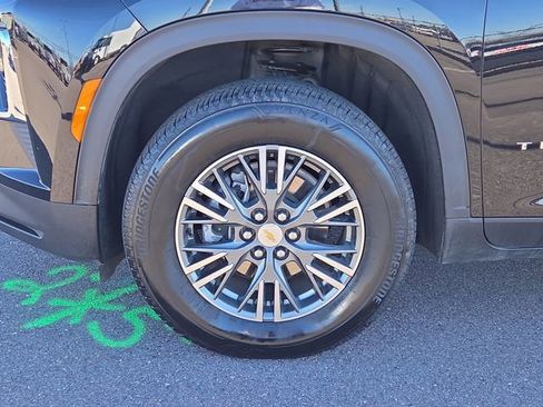 Used 2025 Chevrolet Traverse LT image 11