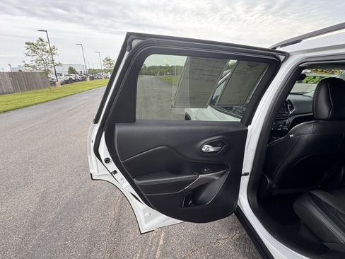 Used 2022 Jeep Cherokee Limited w/ Elite Package AWD/4WD image 27