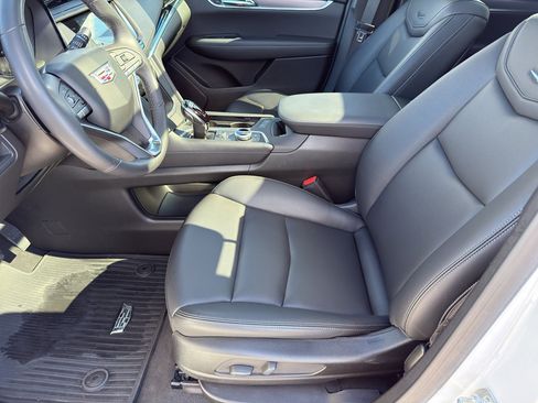 Used 2025 Cadillac XT6 Luxury image 12