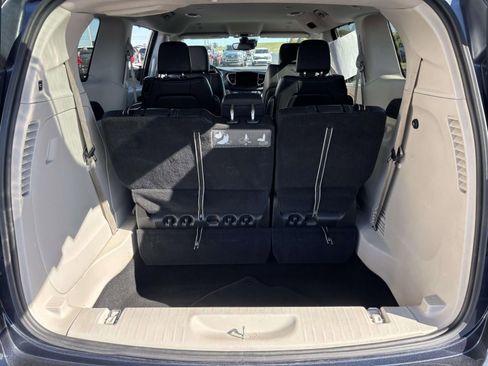 Used 2021 Chrysler Pacifica Touring-L image 11