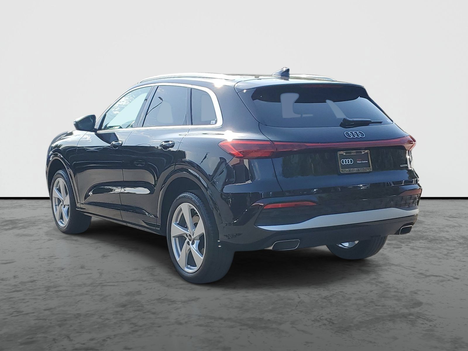 Used 2025 Audi Q5 Premium w/ Premium Plus AWD/4WD image 3
