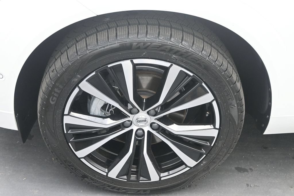 Certified 2024 Volvo XC60 B5 Ultimate w/ Protection Package Premier AWD/4WD image 4