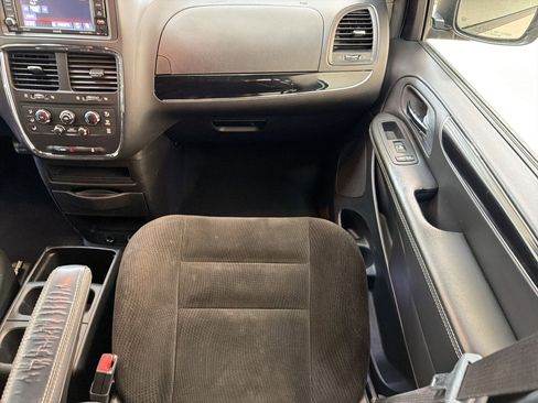 Used 2019 Dodge Grand Caravan SE FWD image 24