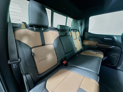 Used 2022 Chevrolet Silverado 1500 High Country w/ Technology Package image 28