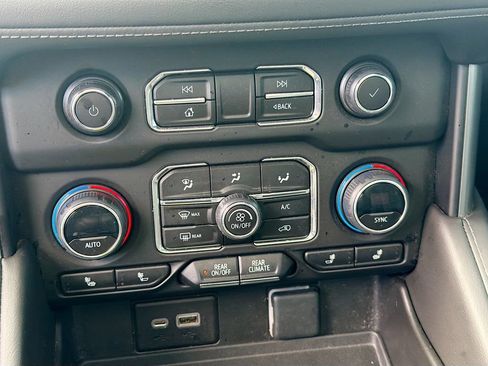 Used 2023 Chevrolet Suburban Z71 w/ Luxury Package image 36