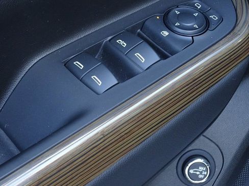 Used 2023 GMC Acadia SLE w/ Driver Convenience Package image 16