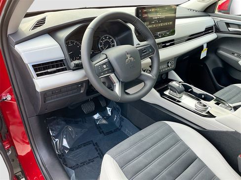 New 2025 Mitsubishi Outlander SE image 8