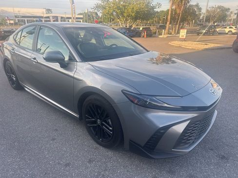 Used 2025 Toyota Camry SE FWD image 1