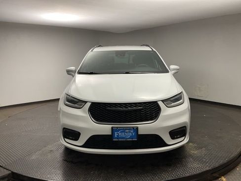 Used 2022 Chrysler Pacifica Touring-L w/ Uconnect Theater Family Group image 2