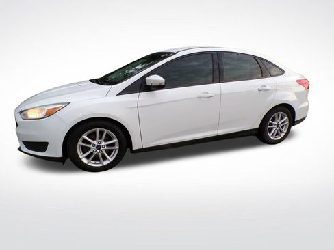 Used 2016 Ford Focus SE w/ SE Cold Weather Package FWD image 3