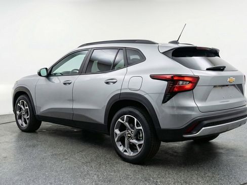 Used 2025 Chevrolet Trax LT w/ LT Convenience Package image 6