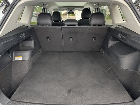 Certified 2025 Volkswagen Tiguan SE w/ Panoramic Sunroof Package AWD/4WD image 18