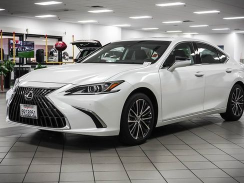 Used 2025 Lexus ES 300h w/ Premium Package image 3