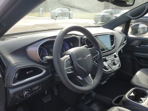 New 2026 Chrysler Pacifica Select image 12