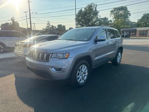 Used 2021 Jeep Grand Cherokee Laredo w/ Security & Convenience Group AWD/4WD image 2