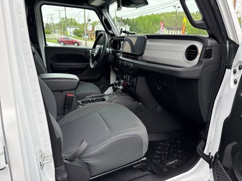 Used 2024 Jeep Gladiator Sport AWD/4WD image 28