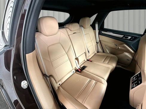 Used 2023 Porsche Cayenne S Platinum image 21