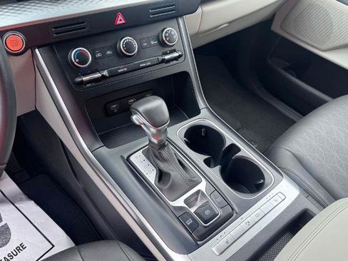 Used 2024 Kia Carnival LX FWD image 21
