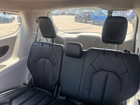 Used 2023 Chrysler Pacifica Limited FWD image 40