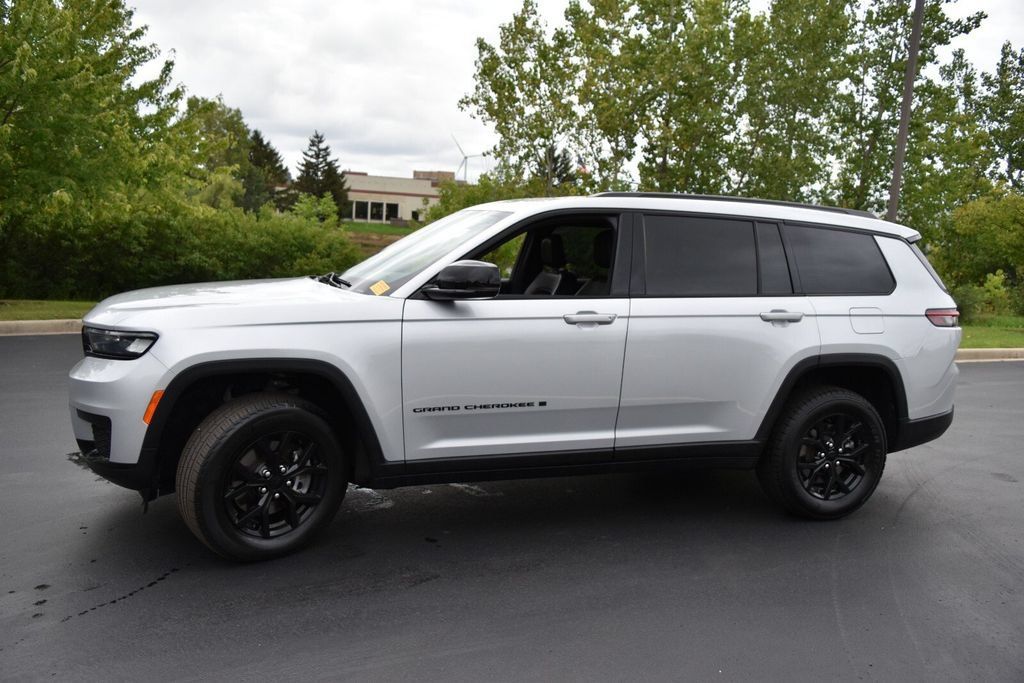 Used 2024 Jeep Grand Cherokee L Laredo AWD/4WD image 9