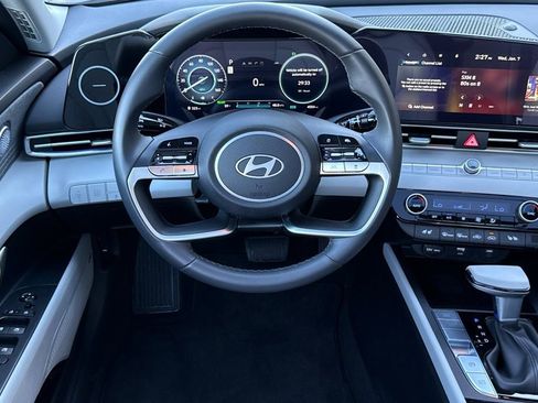 Used 2025 Hyundai Elantra Limited image 12