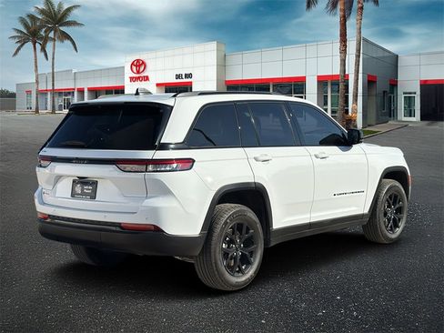 Used 2025 Jeep Grand Cherokee Altitude image 3