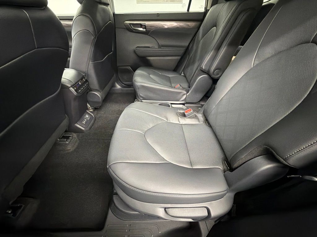 New 2026 Toyota Highlander Platinum AWD/4WD image 31