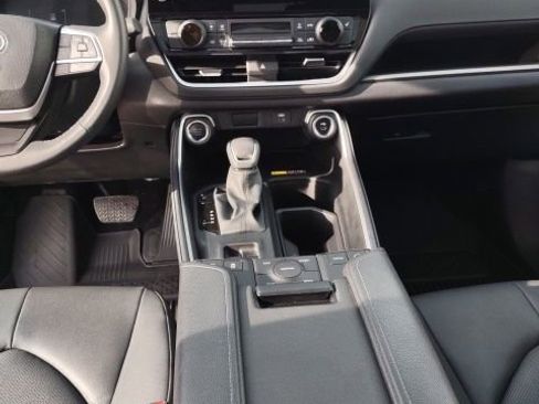 Used 2025 Toyota Grand Highlander AWD image 13